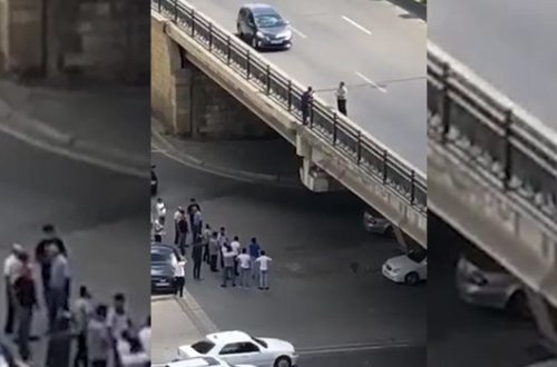 В Баку мужчина хотел броситься с 