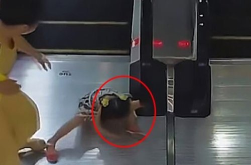 Ürəyi zəif olanlar baxmasın! Balaca qızın qolu eskalatora ilişdi və...- VİDEO
