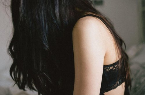 Facebookda tanıdığı oğlanla oteldə CİNSİ ƏLAQƏYƏ GİRDİ - Halı pisləşdi - FOTO