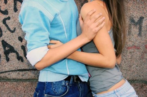 Küçədə cinsi əlaqəyə girdilər — Sosial şəbəkələrdə görüntüləri yayıldı (VİDEO)