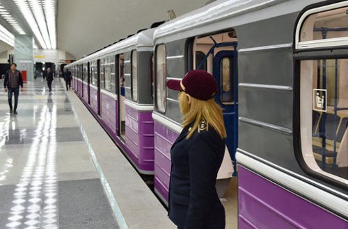 Metroda həyəcanlı anlar: Anasından şiddət görən qız polisə sığındı