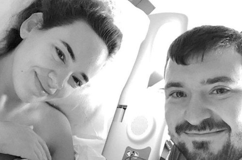 Bakıya gələn aktrisa körpəsini əmizdirdi, əri kameraya çəkdi - FOTO