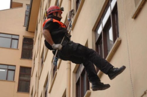 Ağırçəkili sakin FHN-ə zəng edərək, 8-ci mərtəbədən... - Bakıda əcaib hadisə