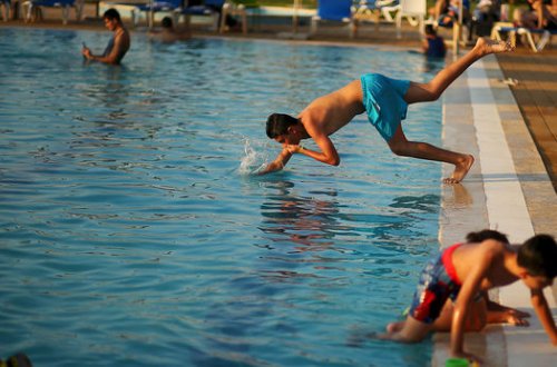 Türkiyəli həkimlər hovuzda boğulan rusiyalı qızı həyata qaytarmaq üçün səy göstərir