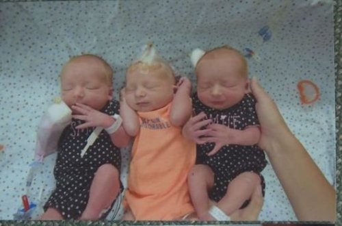 Женщина узнала о беременности только во время схваток и родила тройню