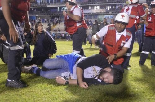 Kütləvi dava: Üç futbolçu yaralandı, dörd azarkeş öldü – Video