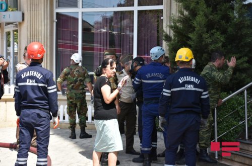 Bakıda yaşayış binasında baş verən yanğın söndürülüb - YENİLƏNİB 1 - FOTO