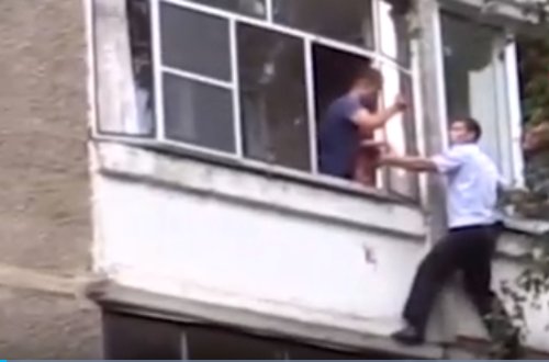 Atadan DƏHŞƏTLİ ƏMƏL: körpəsini... VİDEO