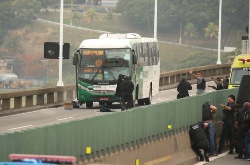 Вооруженный мужчина захватил автобус с пассажирами