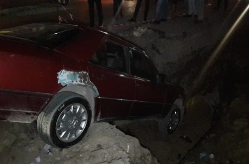 В Хырдалане «Мерседес» упал в канализационную канаву – ФОТО/ВИДЕО