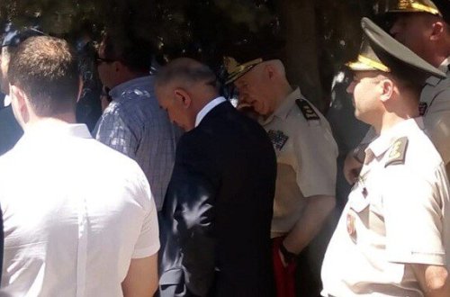 Nazir müavini və icra başçısı pilotun dəfnində ağladı (FOTO)