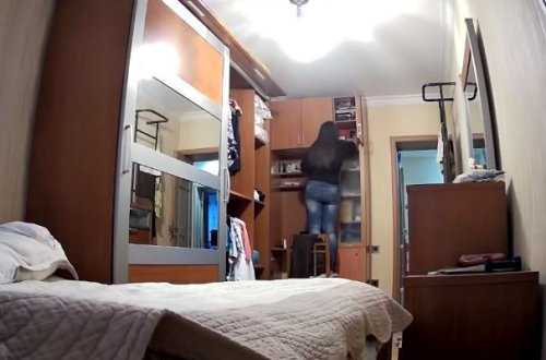 Bakıda evdən oğurluq edən gənc qız kameralara düşdü - VİDEO