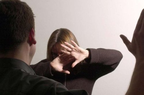 Муж избил жену и свекровь