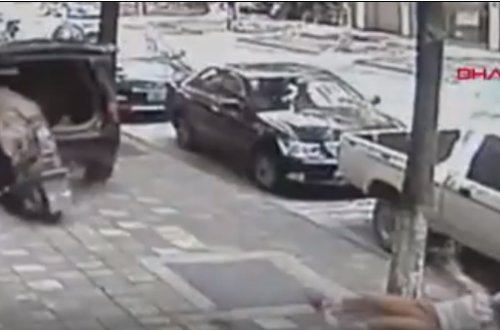 Boşanmaq istəyən arvadını motosikiletlə vurub havaya uçurtdu - VİDEO