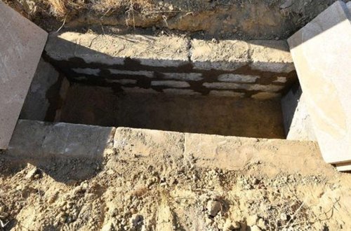 Неприятная находка на могиле в Гяндже - ФОТО