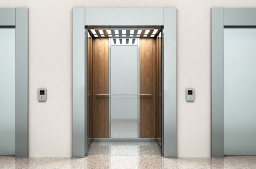 Мужчина упал с десятого этажа в сорвавшемся лифте и остался цел