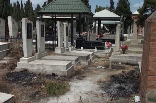 Неприятная находка на могиле в Гяндже - ФОТО