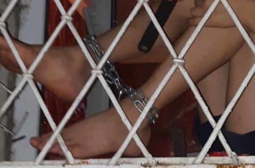 Какое наказание ждет женщину, сковавшую цепью своего ребенка?