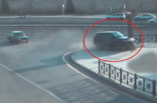 В Баку Range Rover въехал в парк на высокой скорости - СТРАШНЫЕ КАДРЫ