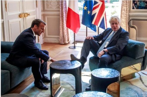 Борис Джонсон закинул ногу на стол на встрече с Макроном - ВИДЕО