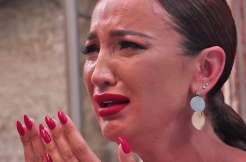 Обезьяна забрала у Бузовой очки и довела ее до слез – ВИДЕО