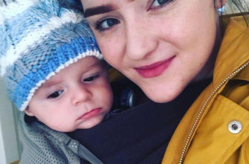 Vaqonda uşağını əmizdirən qadını kameraya çəkdilər - FOTO