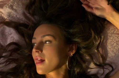 Evli aktrisanın həmkarı ilə yataq səhnəsi gecəyə 