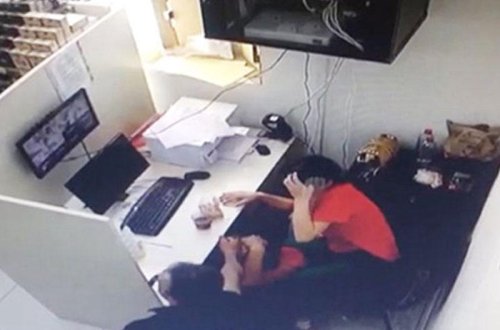 Eks-arvadının ofisinə gəlib ona hücum etdi - FOTO