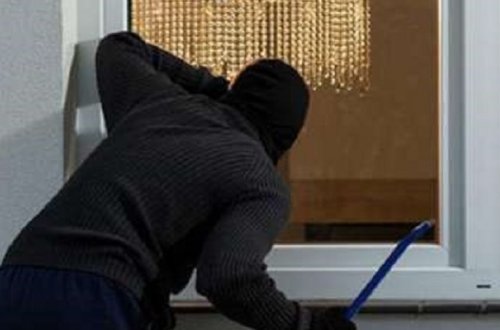 В Баку был задержан подросток, укравший оружие и золото на 10 тысяч манат