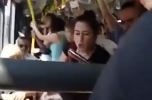 Avtobusda BİBIRÇILIQ! Qadın həmcinsini yerində oturduğuna görə qusmaqla hədələdi- VİDEO