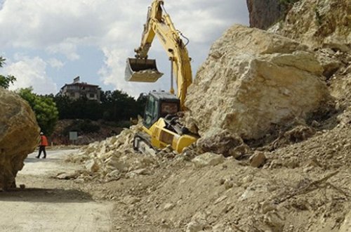 30 tonluq qaya ekskavatorun üzərinə aşdı - FOTO