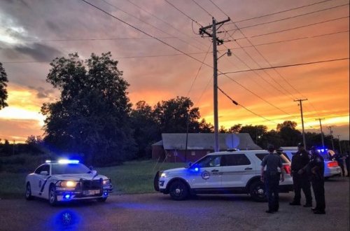 ABŞ-da kişi evdə qapanıb polisə atəş açdı - VİDEO