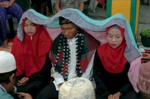 В Индонезии парень женился сразу на двух девушках, не вытерпев их страданий - ВИДЕО