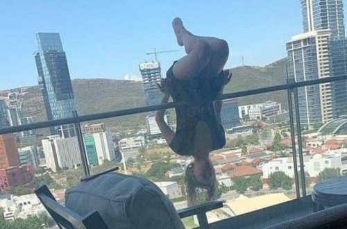 Блогерша снялась на камеру за секунду до падения с балкона - ФОТО