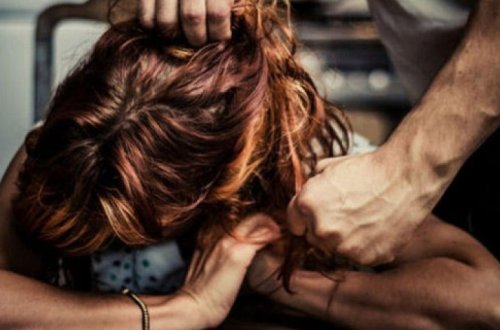 В Гяндже мужчина рассердился на сватов и избил собственную жену