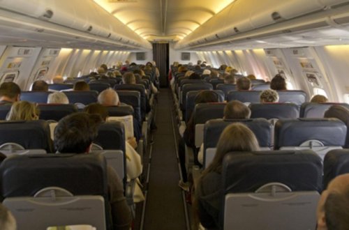 Мужчина наорал на ребенка в самолете и нашел поддержку в сети