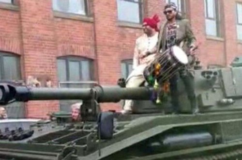 Qeyri-adi olay: Gəlini restorana tankla apardılar – Video