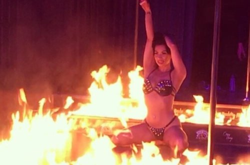 Alovların içində striptiz ona baha başa gəldi - Video