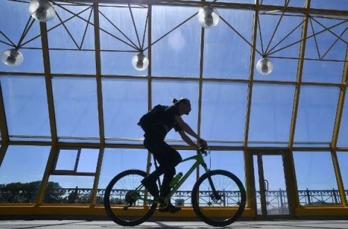 Спасший девочку от травмы велосипедист восхитил соцсети - ВИДЕО