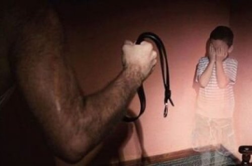 Ata fermada ögey oğluna işgəncələr verdi: 