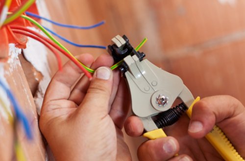 Azərbaycanda televizor düzəltmək istəyən gənc oğlanı elektrik cərəyanı vuraraq öldürüb