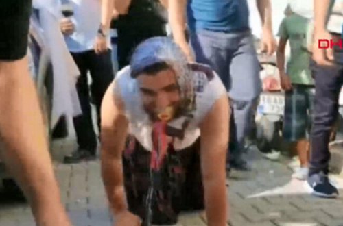 Bəy gəlin evinə ağzında əmzik, iməkləyərək getdi - VİDEO