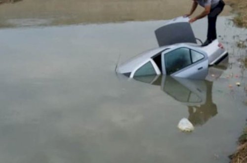 Bakıda minik avtomobili kanalizasiya arxına düşdü - FOTO