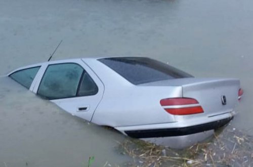 Перевозящий фрукты автомобиль съехал в канализационный канал - ФОТО