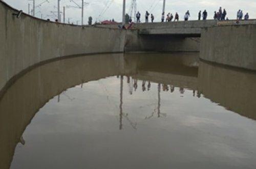 В Сабунчу тоннель под сооруженным недавно мостом заполнило водой - ВИДЕО