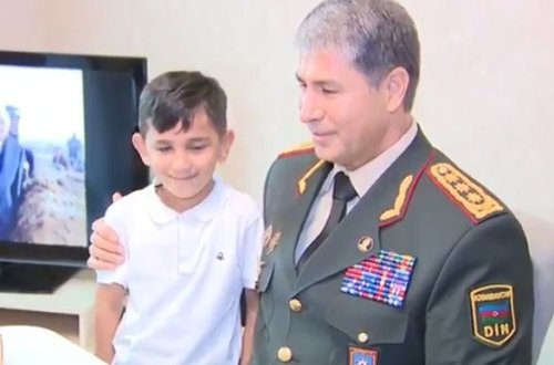 Сын военнослужащего прочел Вилаяту Эйвазову стихотворение