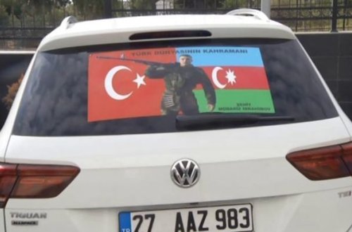 Турок наклеил на машину плакат с Мубаризом Ибрагимовым - ВИДЕО