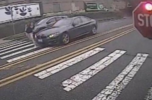 Piyada keçidindəki qızı avtomobil vuraraq havaya uçurdu - VİDEO