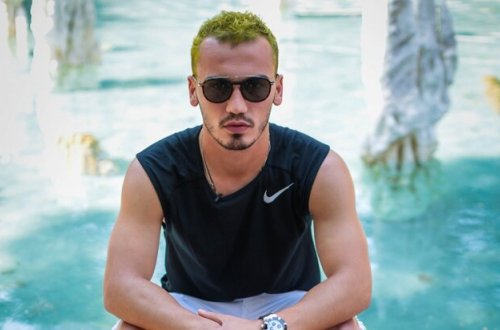 Futbolçumuz mərcdə uduzub, saçlarını boyadı - Fotolar