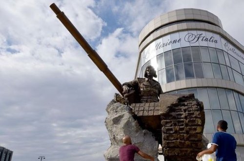 Bakıda Milli Qəhrəman Albert Aqarunova heykəl qoyulub - FOTO